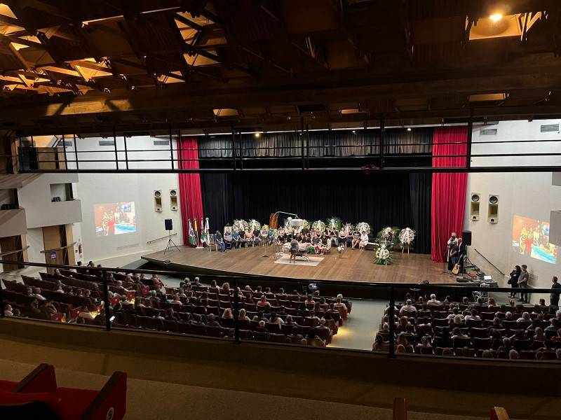 Emoção e homenagens marcam a despedida da ex-vereadora Tati Teixeira — foto 2