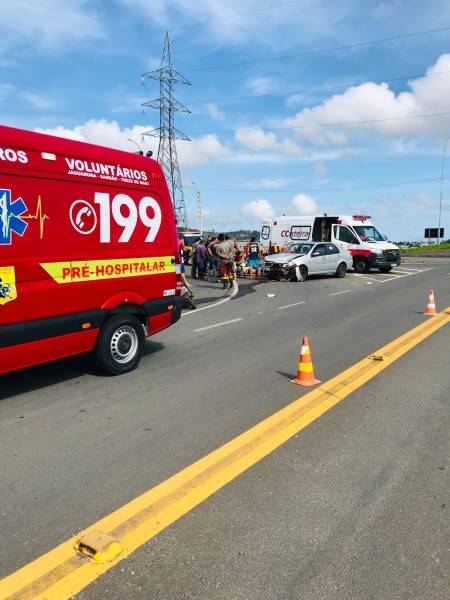 Motociclista fica gravemente ferida em acidente na BR-101 em Sangão — foto 1
