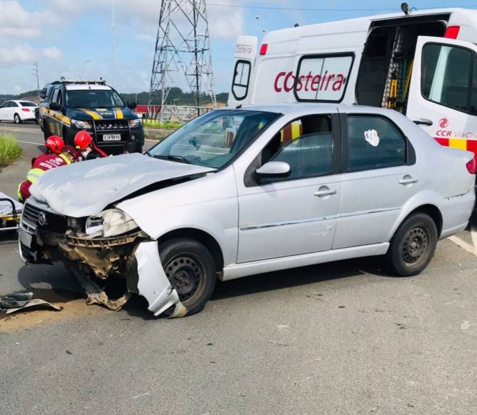 Motociclista fica gravemente ferida em acidente na BR-101 em Sangão — foto 2