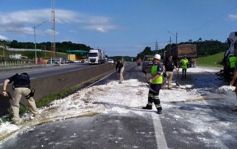 Vídeo: sob efeito de cocaína, motorista de carreta de Ermo foge da PRF e causa acidente em Joinville — foto 1