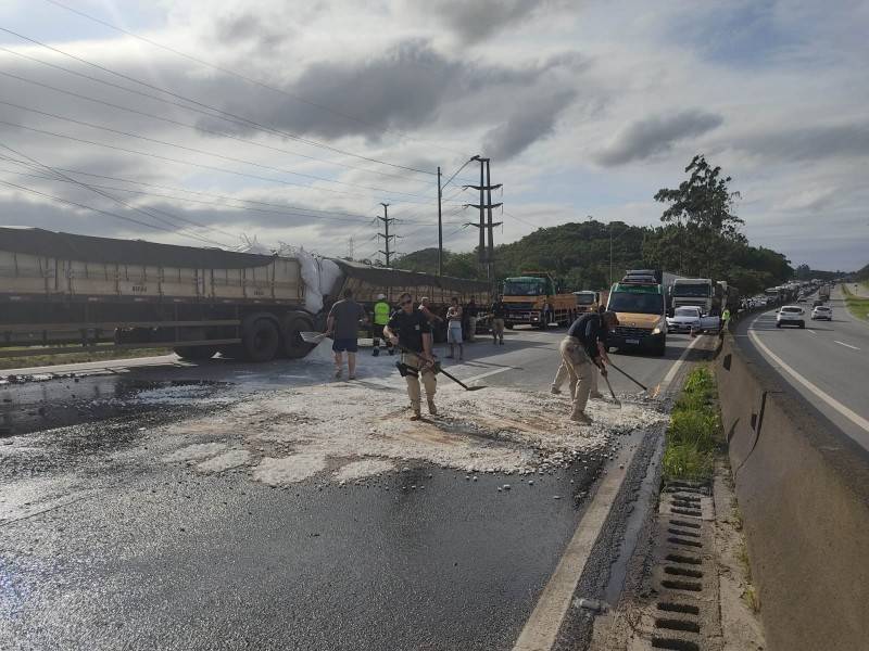 Vídeo: sob efeito de cocaína, motorista de carreta de Ermo foge da PRF e causa acidente em Joinville — foto 2