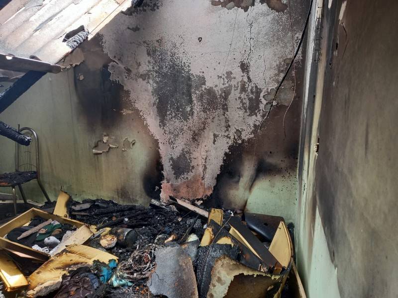Bombeiros combatem incêndio em residência em Balneário Rincão — foto 1