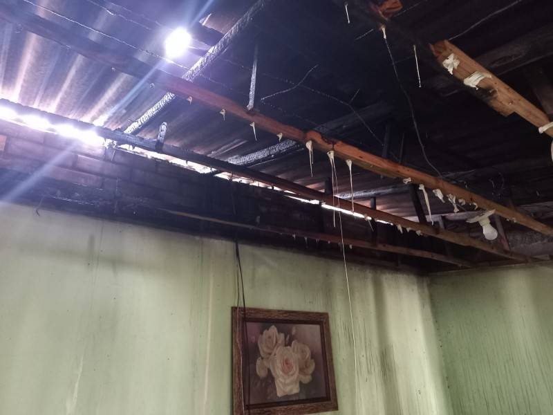 Bombeiros combatem incêndio em residência em Balneário Rincão — foto 2