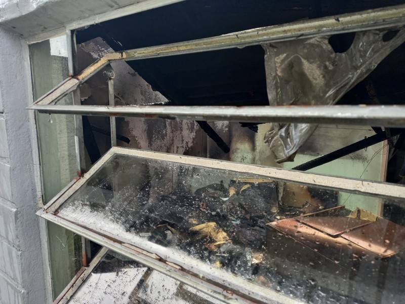 Bombeiros combatem incêndio em residência em Balneário Rincão — foto 3