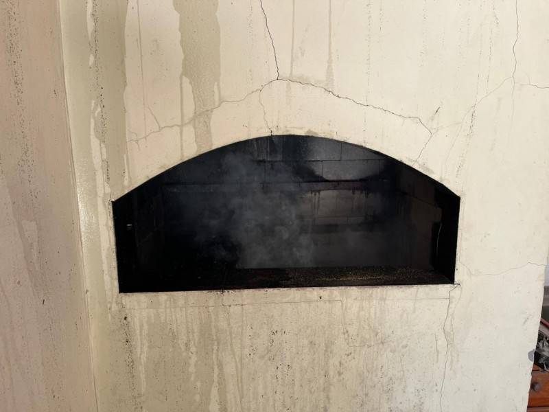 Princípio de incêndio em churrasqueira alcança forro de residência — foto 1