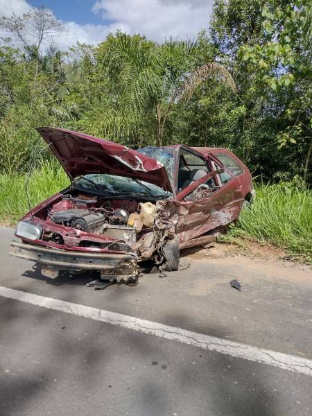 Duas pessoas ficam feridas após colisão frontal em Orleans — foto 1