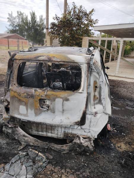 Carro é destruído por incêndio em Passo de Torres — foto 1