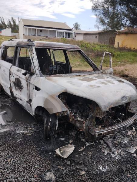 Carro é destruído por incêndio em Passo de Torres — foto 2