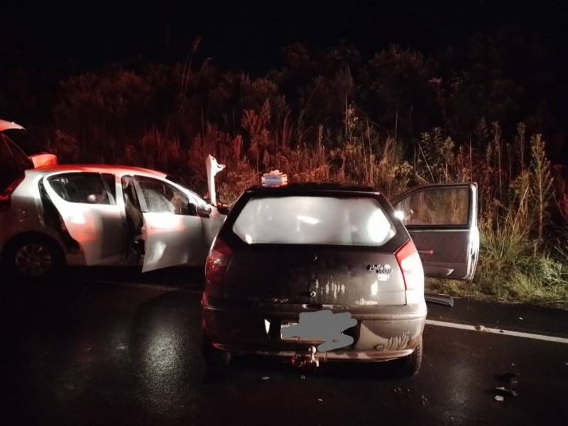 Motorista perde controle do carro, invade pista e colide frontalmente com outro veículo — foto 1