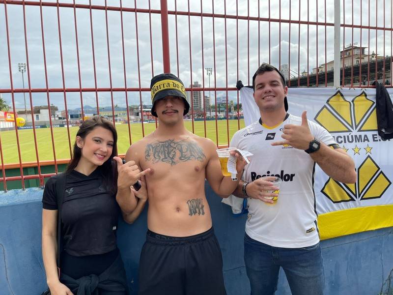 Fotos: torcida carvoeira confiante com a conquista do título catarinense — foto 1