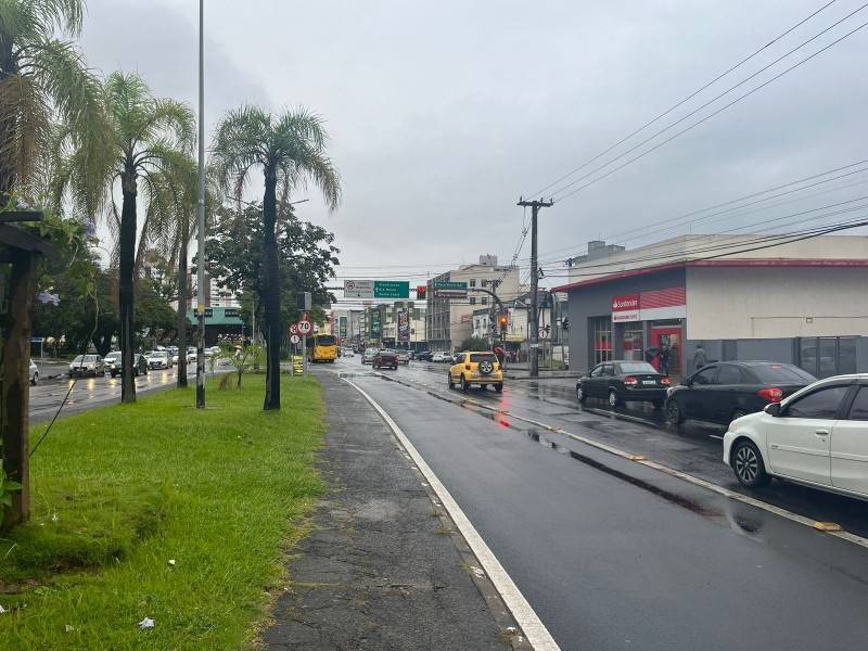Pedestre é atropelado por ônibus amarelinho na avenida Centenário — foto 1