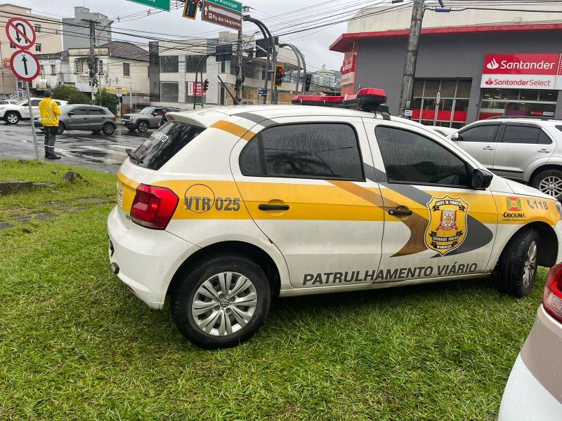 Pedestre é atropelado por ônibus amarelinho na avenida Centenário — foto 2