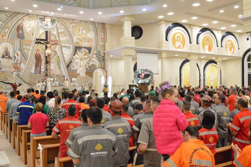 Emoção e bênçãos marcam celebração religiosa em homenagem aos mineiros — foto 1