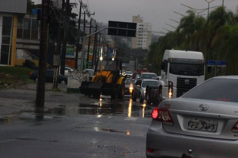 Imprudência: motoristas avançam sobre a calçada e colocam pedestres em perigo no trevo do Santo Antônio — foto 2