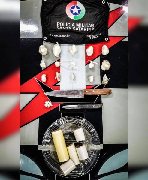 Policiais militares apreendem droga e material para o tráfico após denúncia — foto 1