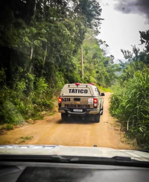 Policiais militares apreendem droga e material para o tráfico após denúncia — foto 2
