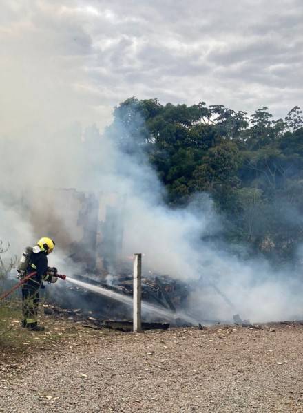 Treze de Maio: Bombeiros Voluntários combatem incêndio em residência — foto 2