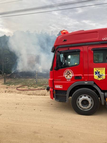 Treze de Maio: Bombeiros Voluntários combatem incêndio em residência — foto 3
