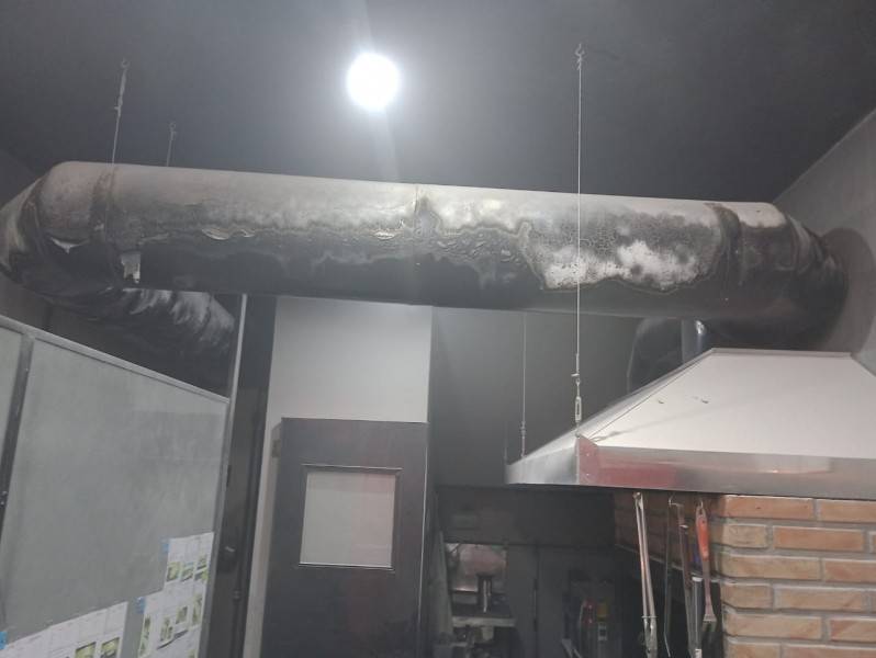 Bombeiros são acionados para combater incêndio em coifa de restaurante — foto 1