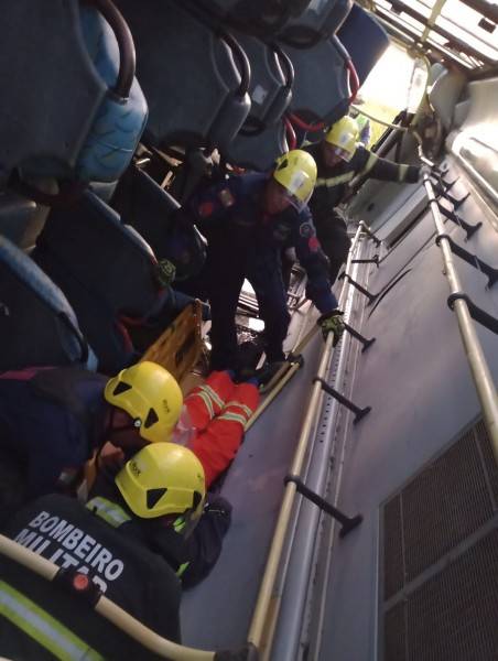 Acidente de trânsito com ônibus deixa nove pessoas feridas na BR-101 — foto 1