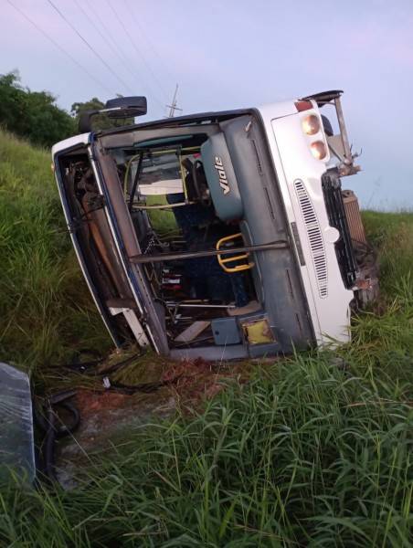 Acidente de trânsito com ônibus deixa nove pessoas feridas na BR-101 — foto 2