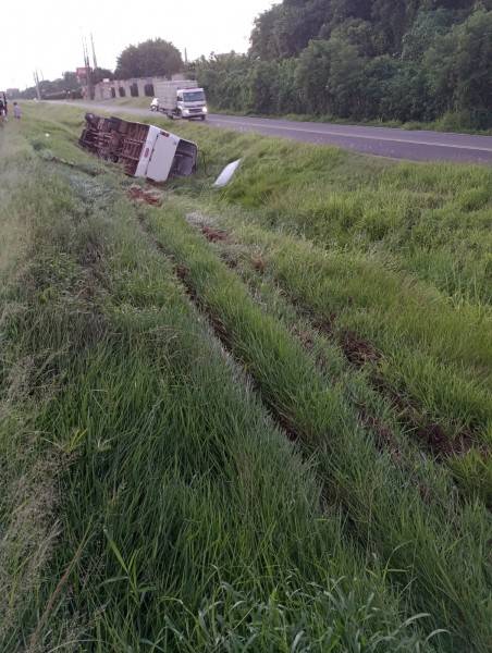 Acidente de trânsito com ônibus deixa nove pessoas feridas na BR-101 — foto 4