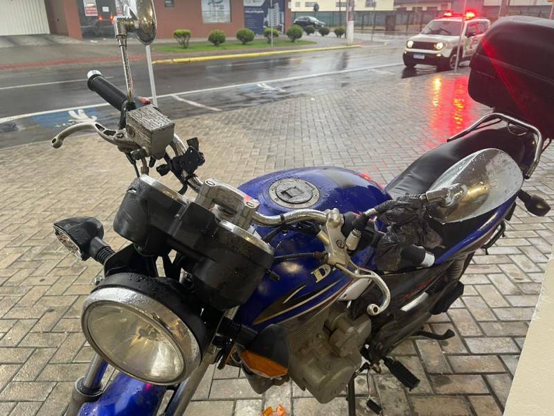 Criciúma: motociclista é hospitalizada após sofrer queda na rua Anita Garibaldi — foto 4
