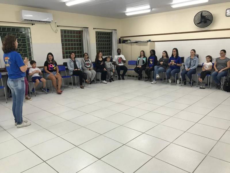 Curso de Libras é ofertado para funcionários e familiares de alunos da Escola Polo de Surdos — foto 1
