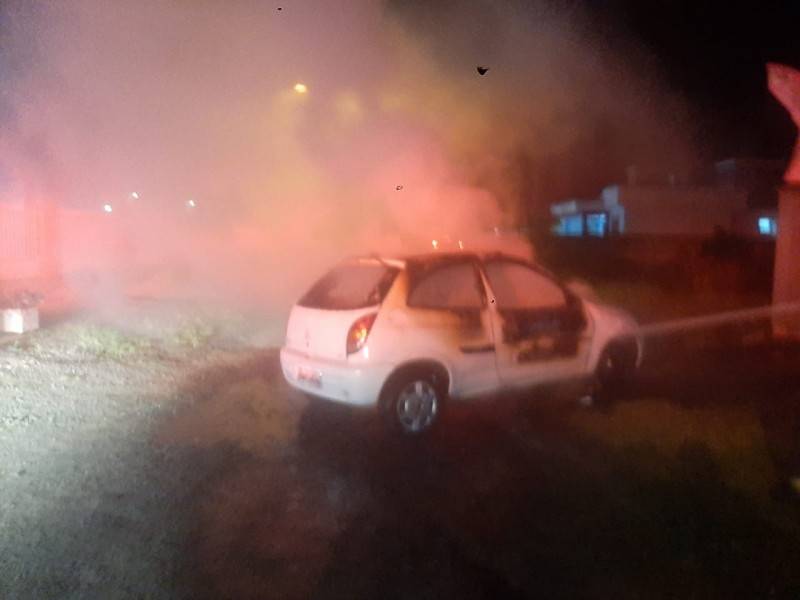 Homem ateia fogo em veículo em Passo de Torres — foto 2