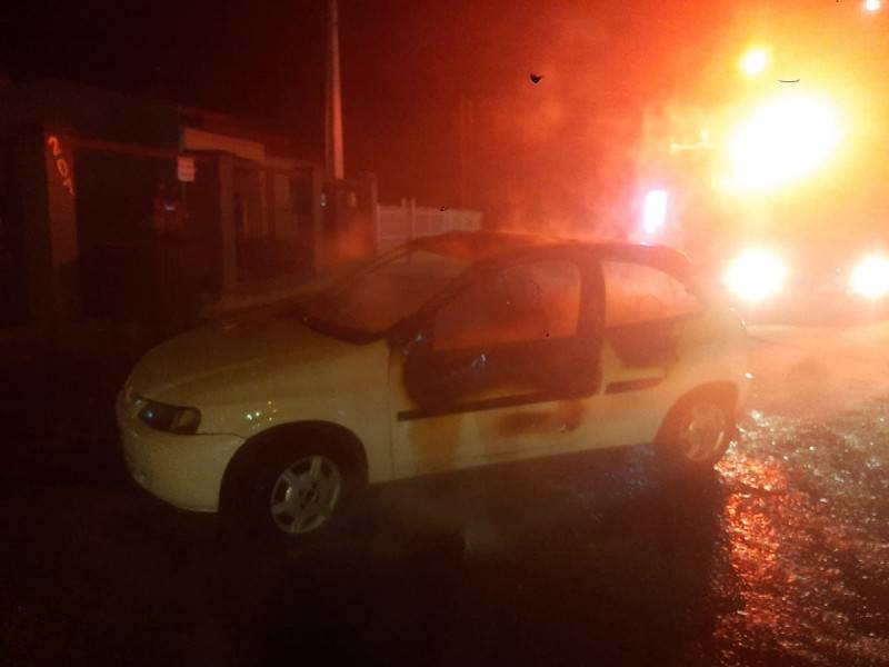 Homem ateia fogo em veículo em Passo de Torres — foto 3