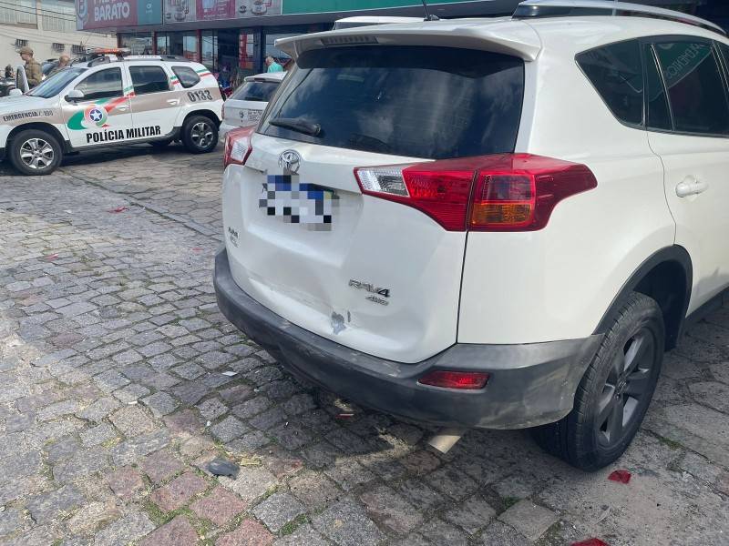 Criciúma: motorista tem mal súbito, colide em três veículos e em caminhão — foto 1