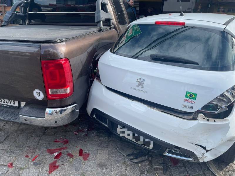 Criciúma: motorista tem mal súbito, colide em três veículos e em caminhão — foto 2
