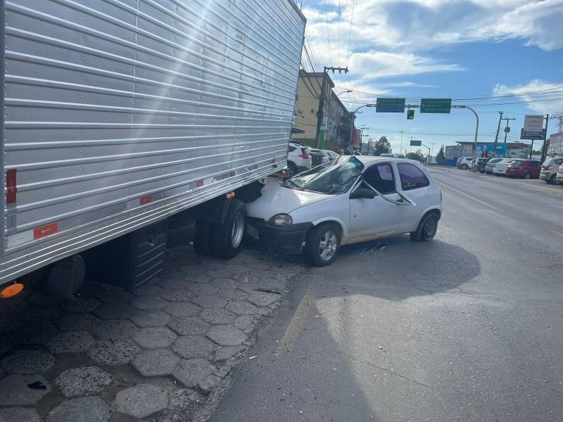 Criciúma: motorista tem mal súbito, colide em três veículos e em caminhão — foto 14