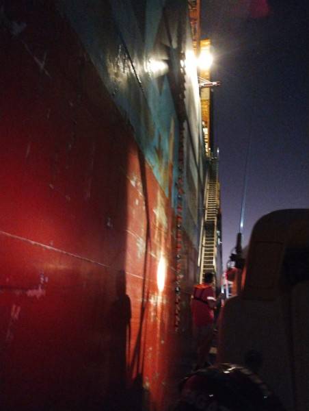 Imbituba: filipino é socorrido pelos bombeiros em alto-mar — foto 3
