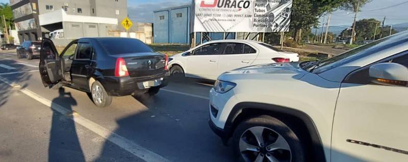 Engavetamento de três veículos é registrado na avenida Centenário em Criciúma — foto 1