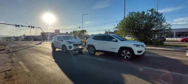 Engavetamento de três veículos é registrado na avenida Centenário em Criciúma — foto 2