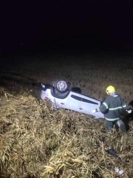 Motorista colide contra poste e capota carro na SC-447 em Meleiro — foto 1