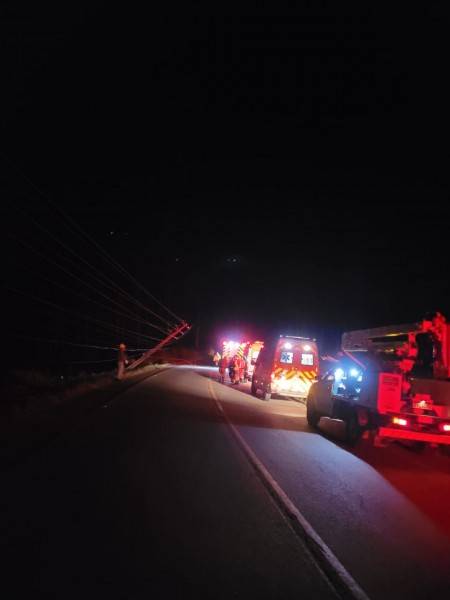 Motorista colide contra poste e capota carro na SC-447 em Meleiro — foto 2