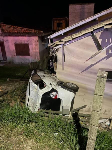 Carro invade quintal de residência após sair da pista e tombar — foto 1