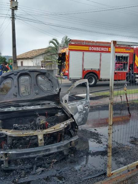 Veículo é consumido por incêndio no Metropol em Criciúma — foto 1