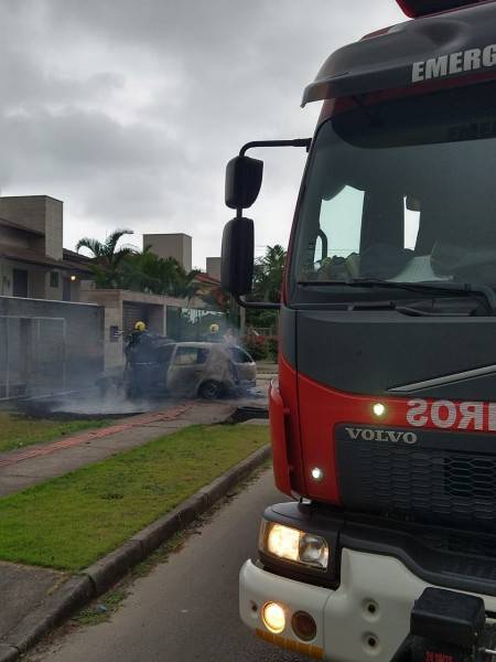 Veículo é consumido por incêndio no Metropol em Criciúma — foto 2