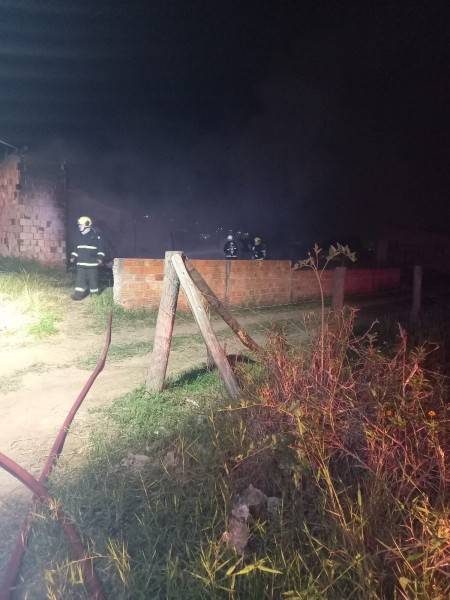 Residência é consumida por incêndio em Sangão — foto 1