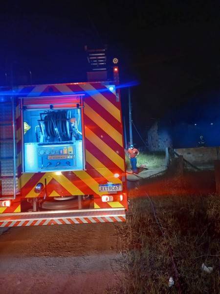 Residência é consumida por incêndio em Sangão — foto 2