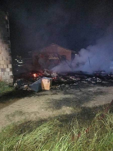 Residência é consumida por incêndio em Sangão — foto 4