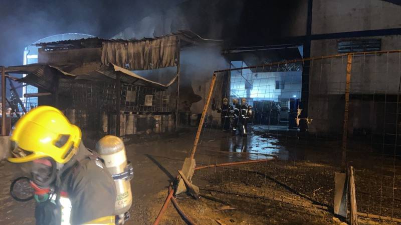Incêndio em depósito de conteúdo inflamável mobiliza bombeiros da região — foto 1