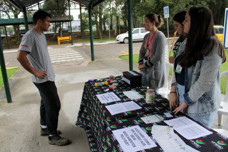 Residentes da Unesc levam orientações sobre medicamentos à população — foto 2