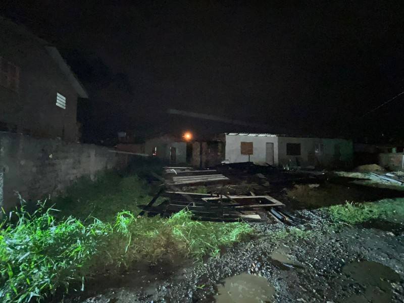Criciúma: casa é destruída por incêndio no bairro Monte Castelo — foto 1