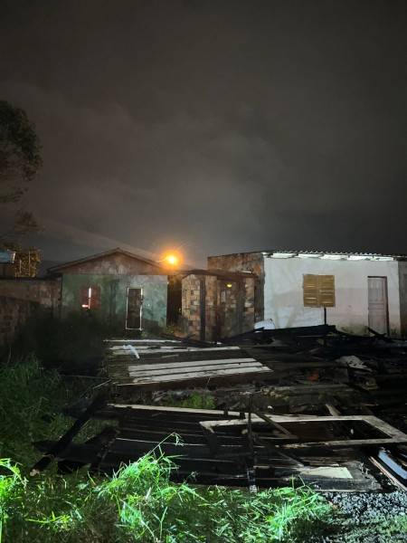 Criciúma: casa é destruída por incêndio no bairro Monte Castelo — foto 2
