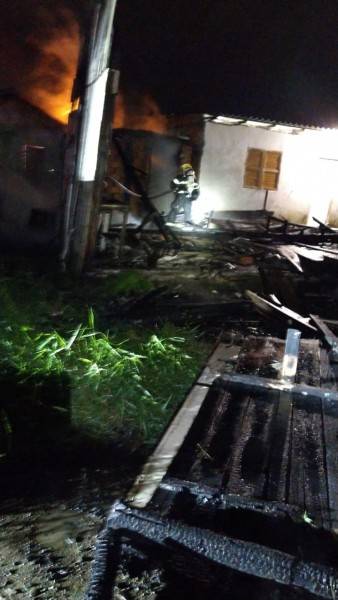 Criciúma: casa é destruída por incêndio no bairro Monte Castelo — foto 3