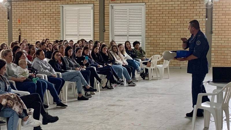 Profissionais de educação participam de palestras para qualificar a segurança nas escolas — foto 1